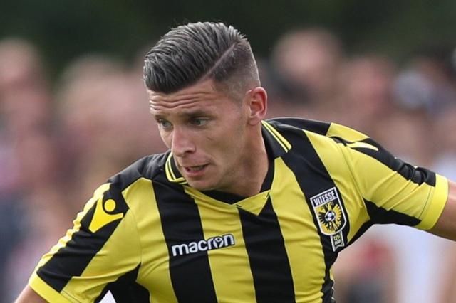 毫不逊色 毫不逊色